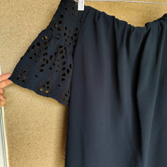 GIBSON + LATIMER Off The Shoulder Eyelet Lace Flutter Sleeve Navy Blouse M - Picture 10 of 14